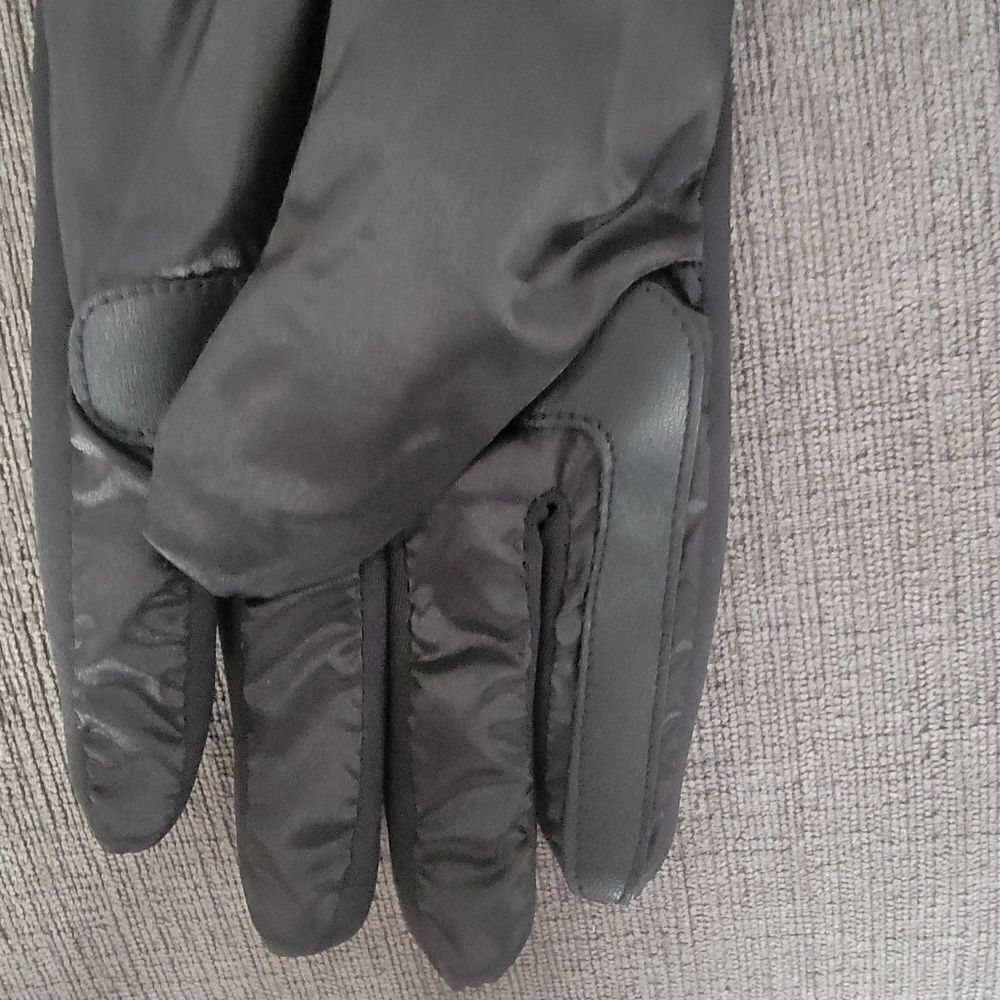 Isotoner SleekHeat Quilted pattern Gloves smarTouch® technology plush li… - Picture 11 of 12